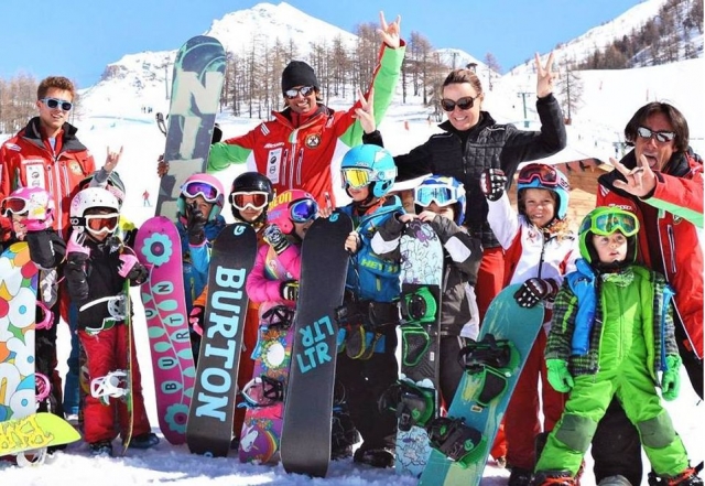  Young friends with snowboarding